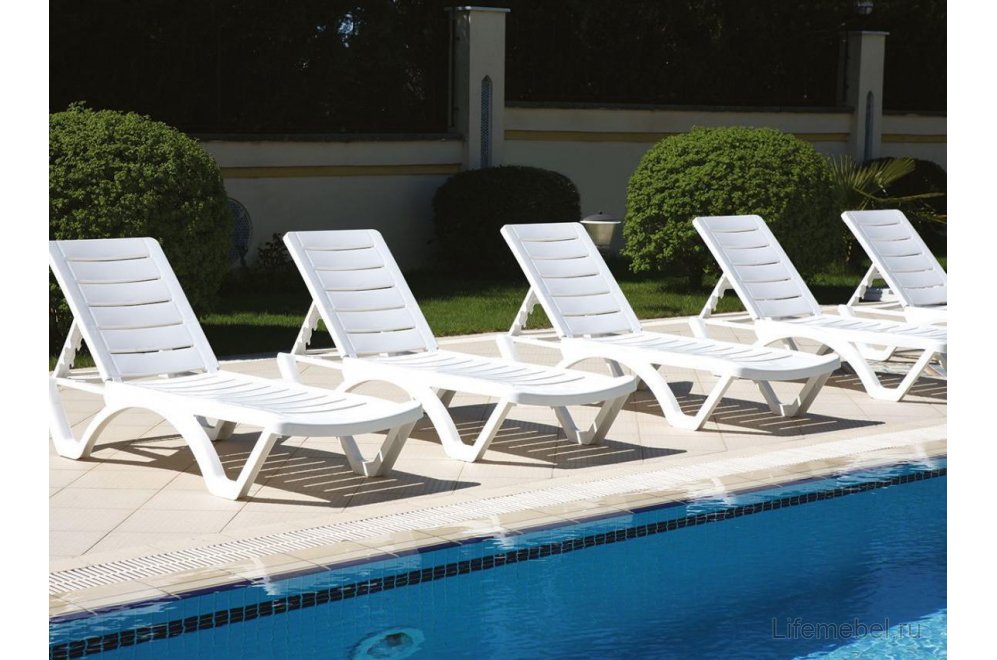 Шезлонг-лежак пластиковый Aqua белый