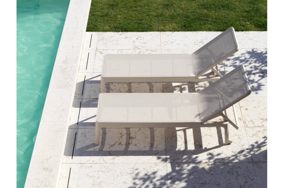 Шезлонг-лежак пластиковый Plano бежевый