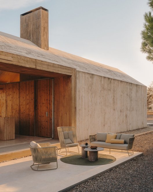 Столик журнальный садовый Macarella серый