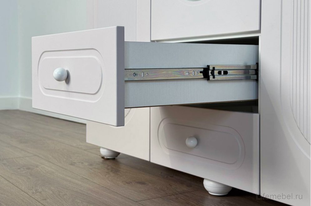 Шкаф трехдверный Милана белое дерево / сакура