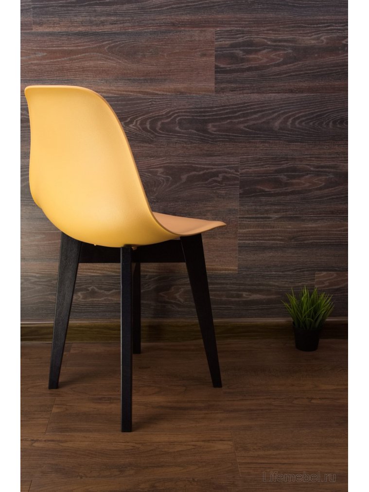 Пластиковый стул Сашш чёрный / персиковый