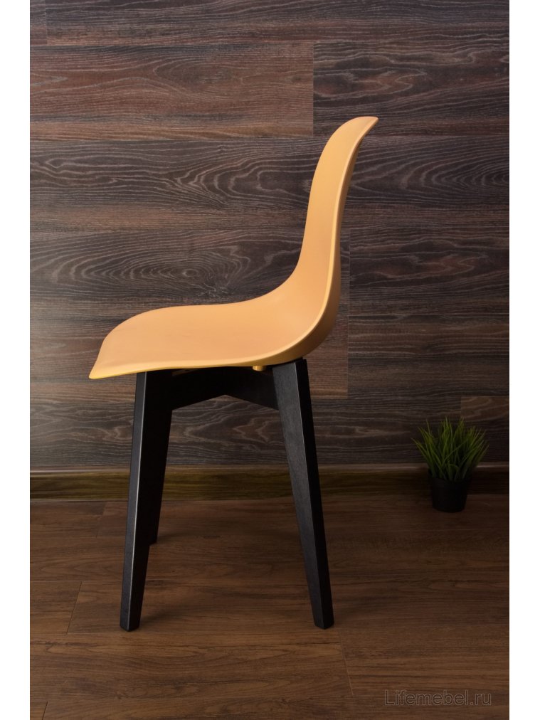 Пластиковый стул Сашш чёрный / персиковый