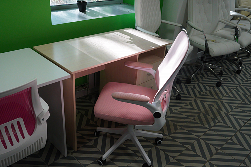 Компьютерное кресло Konfi dark gray / pink / white из шоурума 5